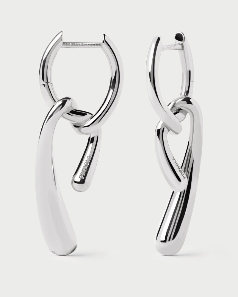 Aros asimétricos con colgante de nudo fluido
