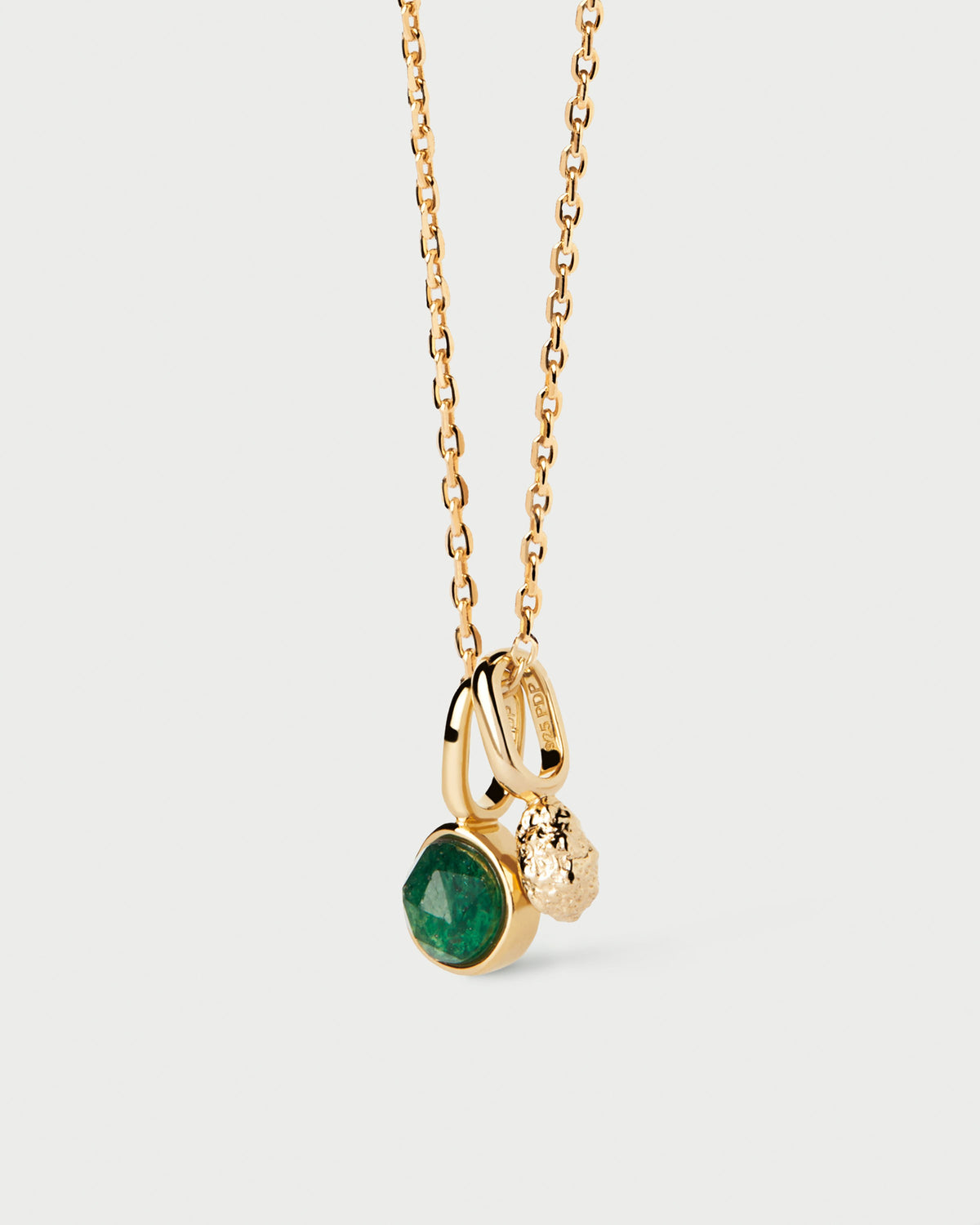 Collier plaqué or avec deux pendentifs à pavé de zircones et aventurine verte