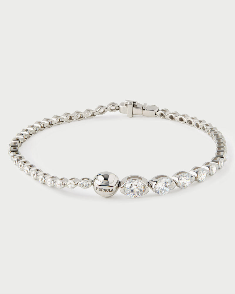 Bracciale tennis in edizione limitata in oro 18 carati, la cui silhouette riflette la velocità e la precisione della palla da tennis in movimento.