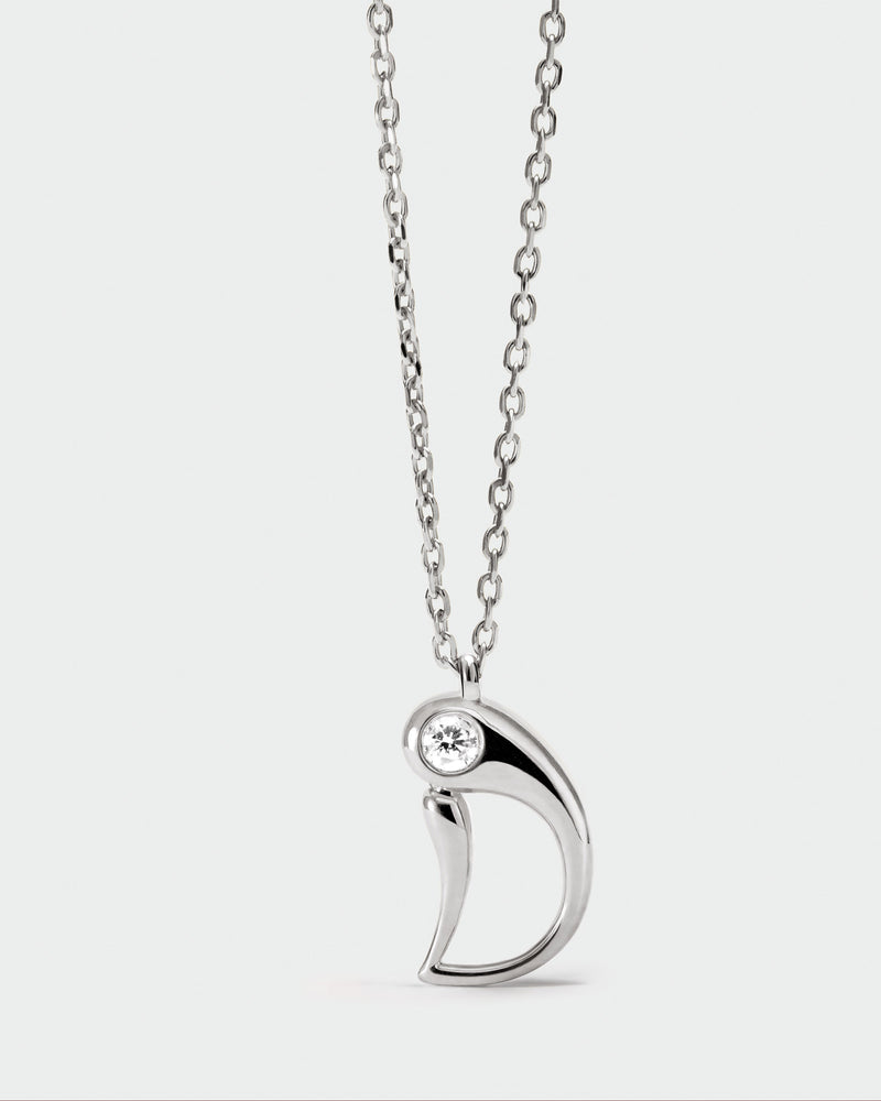 Collar con colgante de inicial D en plata de ley con detalle de circonia y silueta ondulada, bañado en rodio.