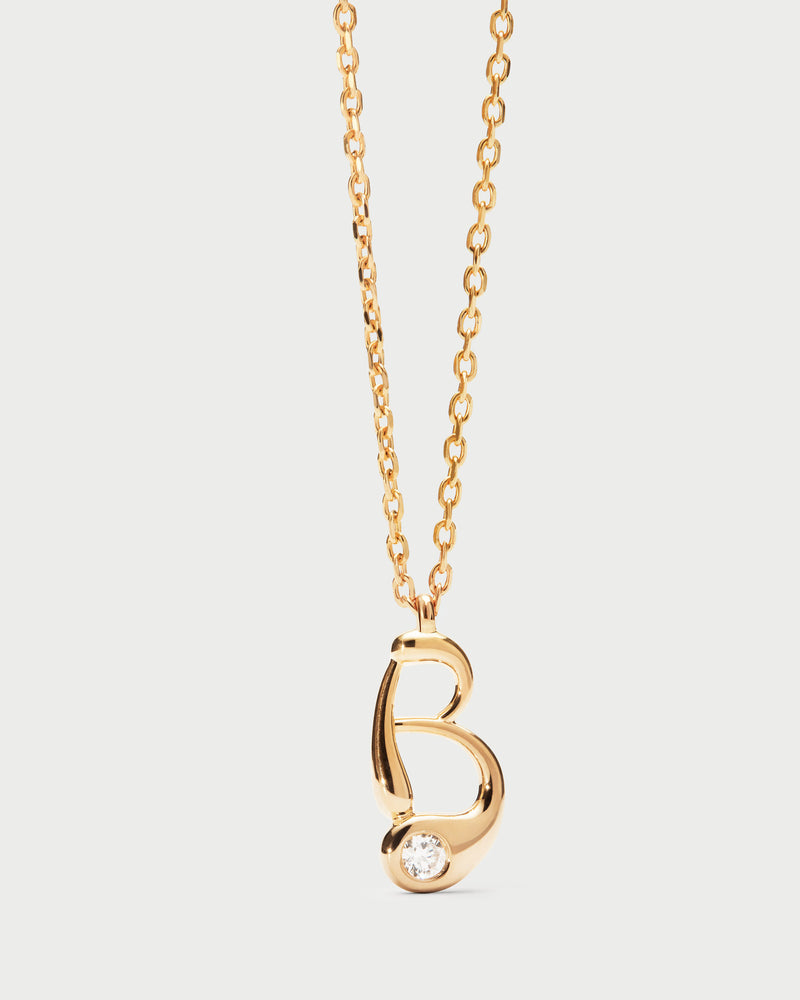 Collana in argento sterling placcato oro, con ciondolo iniziale B dalle linee morbide e sinuose.