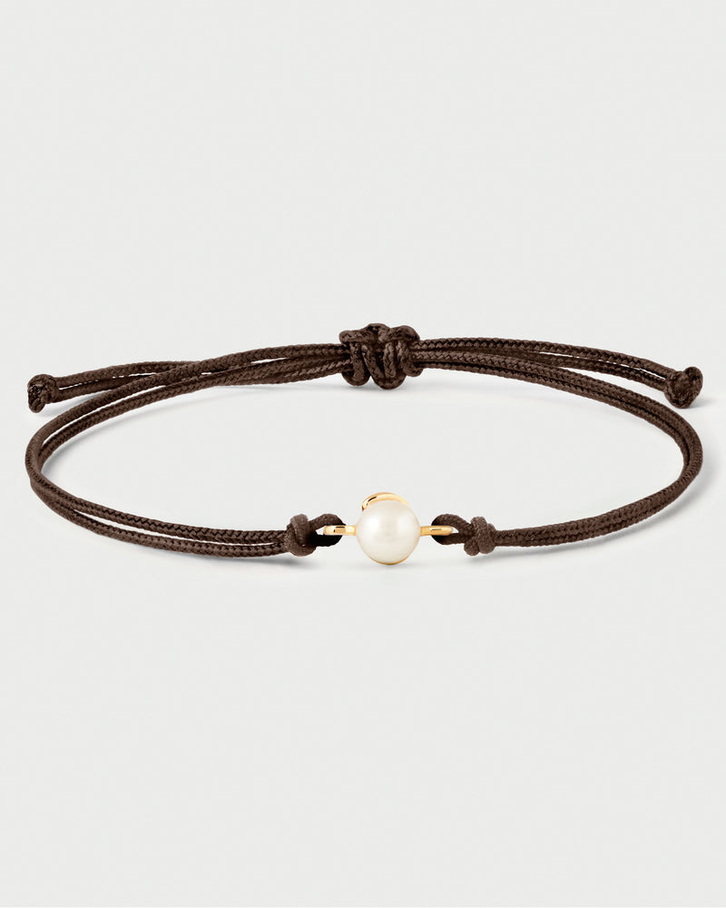 Bracciale con cordino nero regolabile con perla incastonata placcato oro.