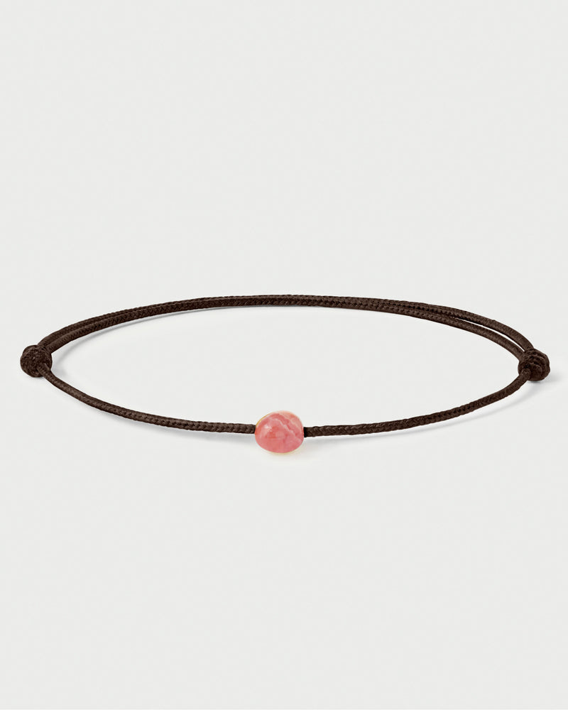Bracciale con cordino nero regolabile con pietra rosa.
