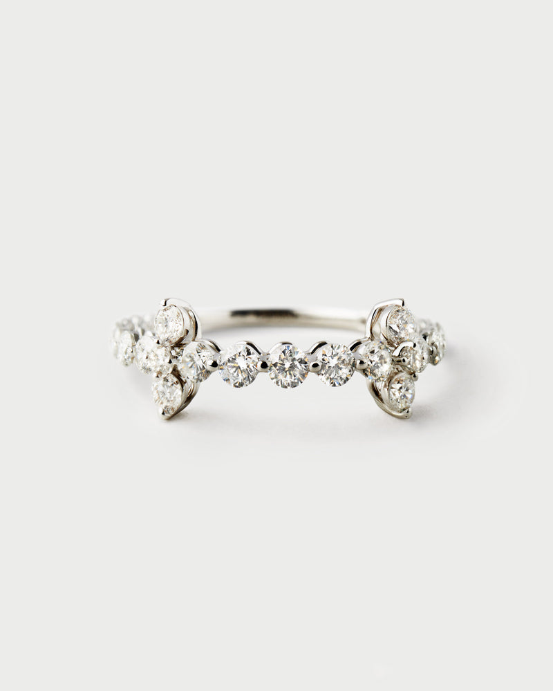 18K white gold ring featuring lab-grown diamonds and floral details.