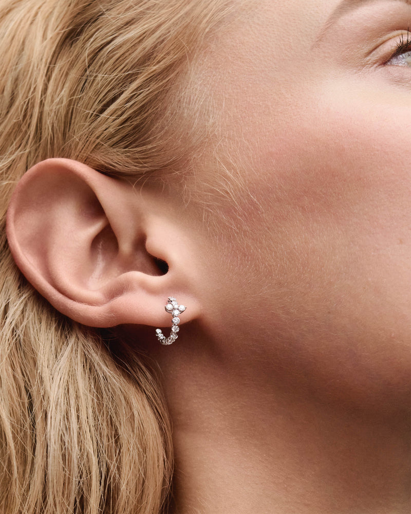 Orecchini Maggie Solitary in diamanti e oro bianco - 
  
    Diamante - Lab-grown / Oro Bianco 18K
  
