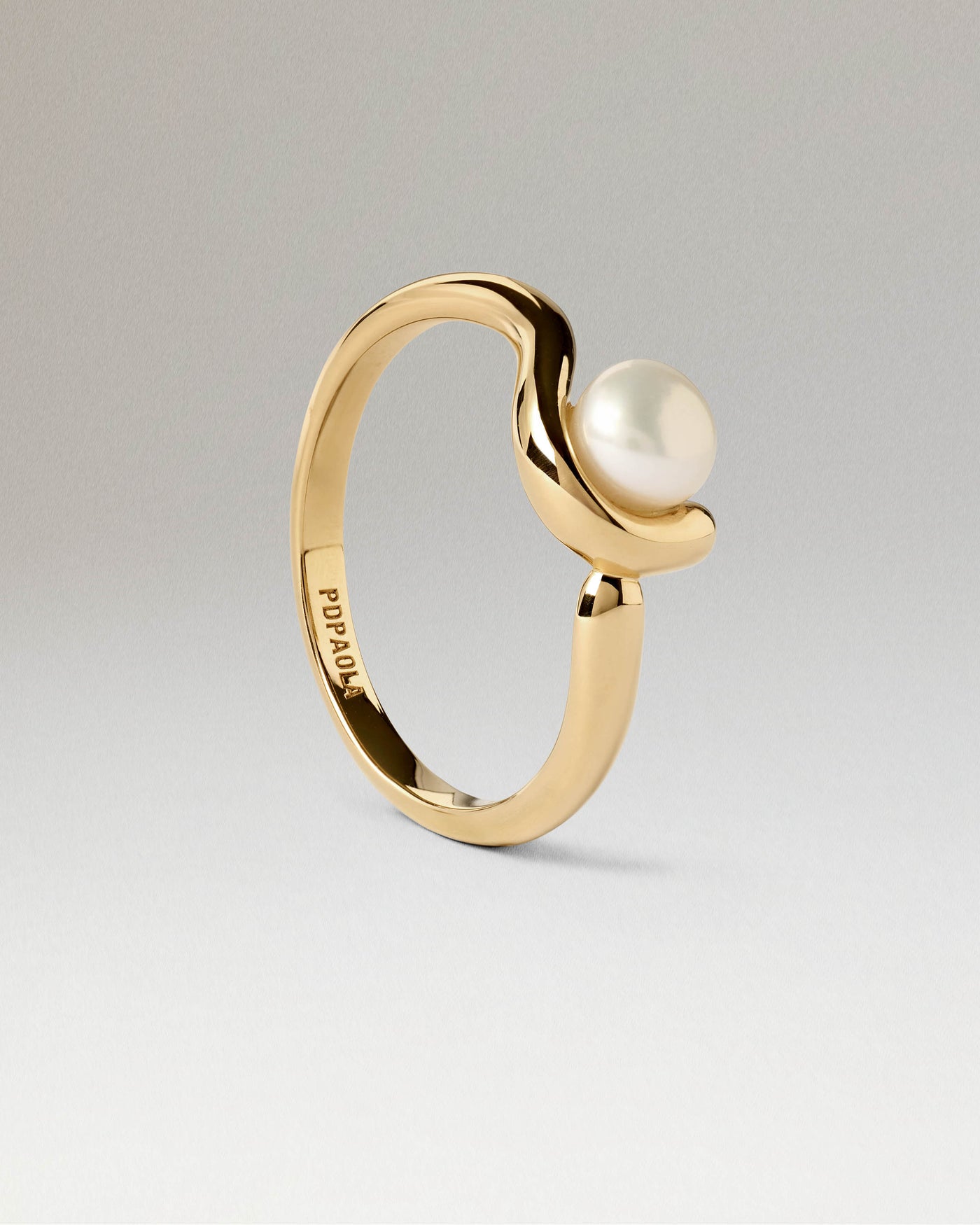 Anello Aura con perla 
  
    Perla d'acqua dolce / Placcato Oro 18K
  
