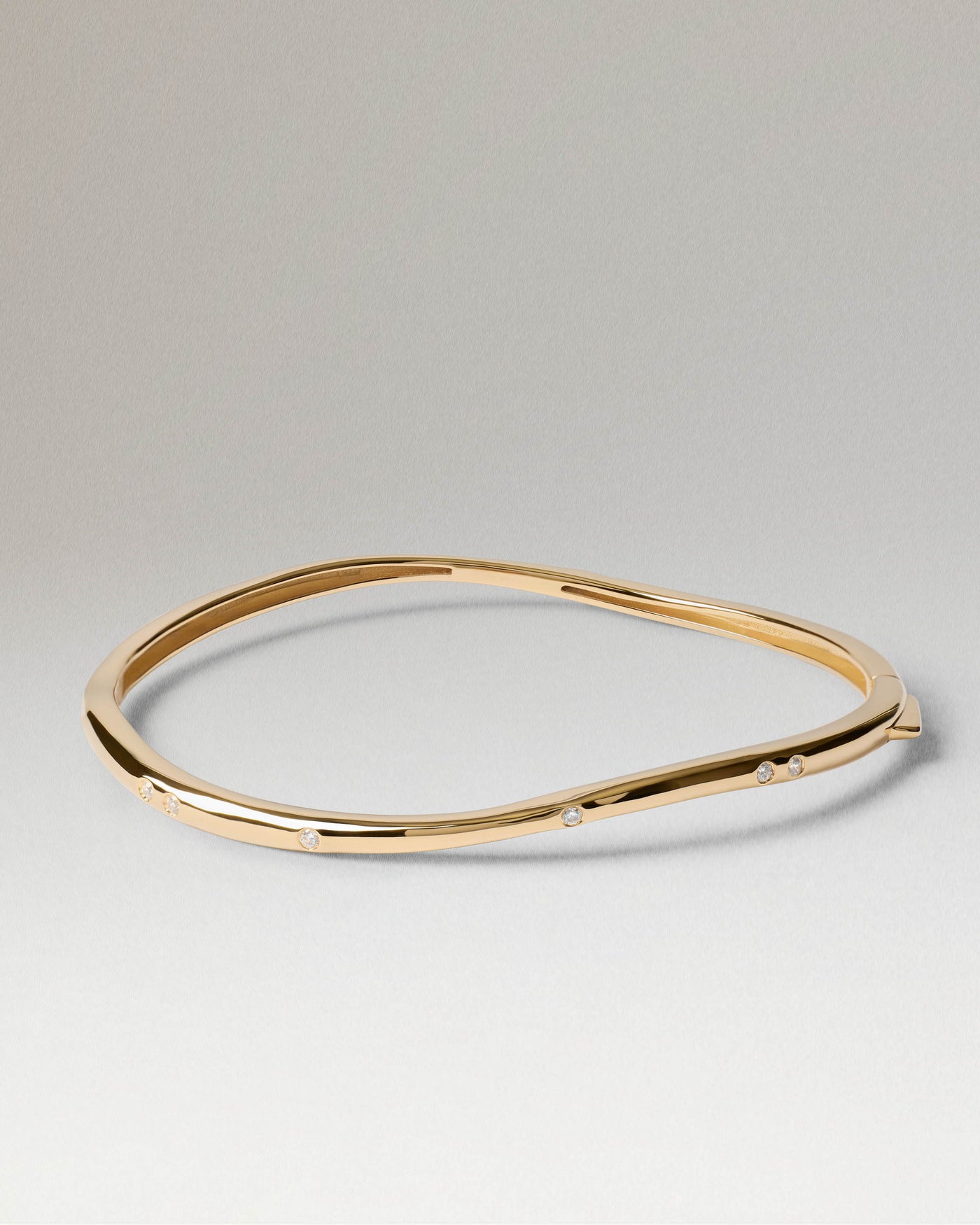 Air bangle 
  
    18K Gold plating
  
