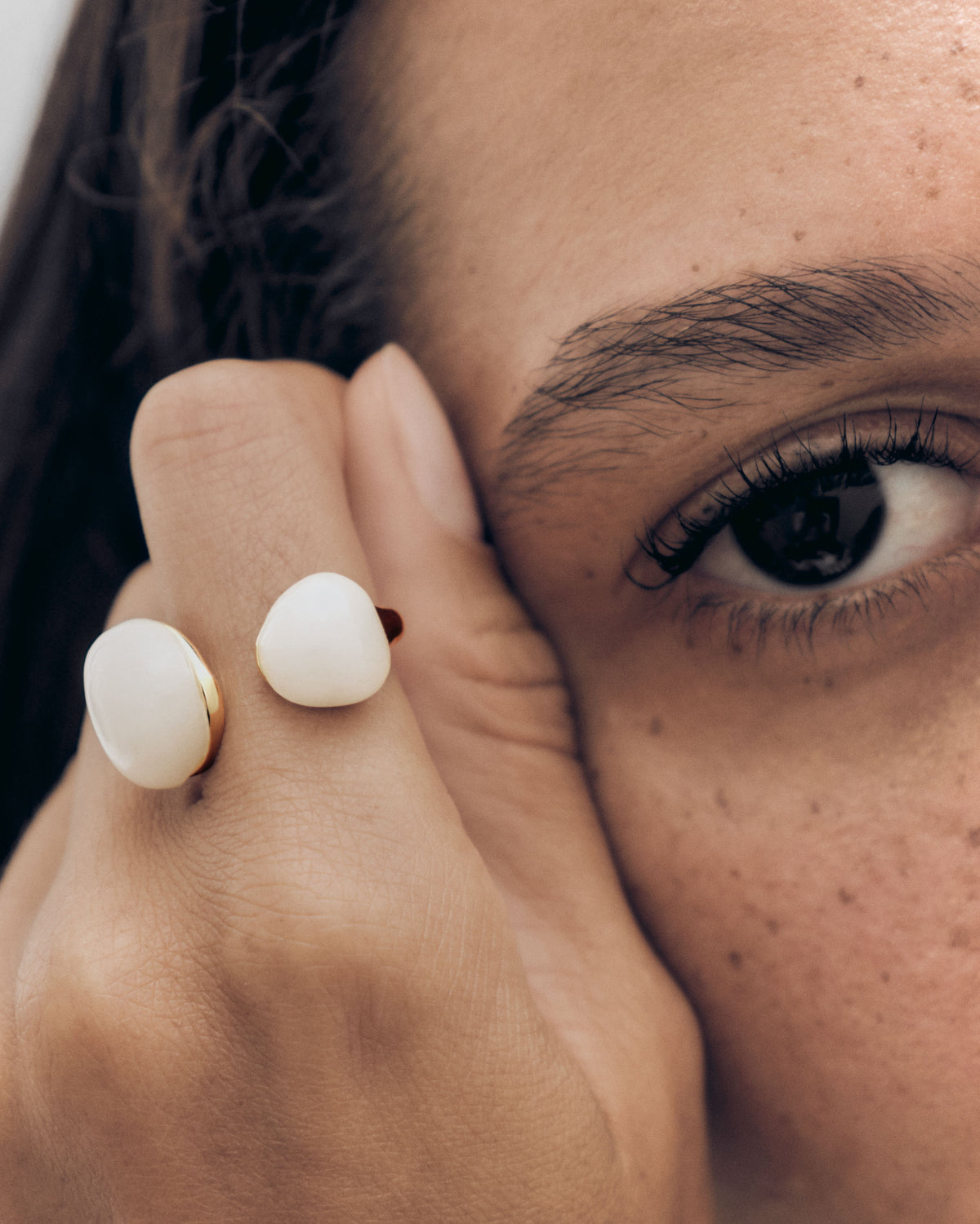 Quartz Gravity ring - 
  
    Natural Gemstones / 18K Gold plating
  
