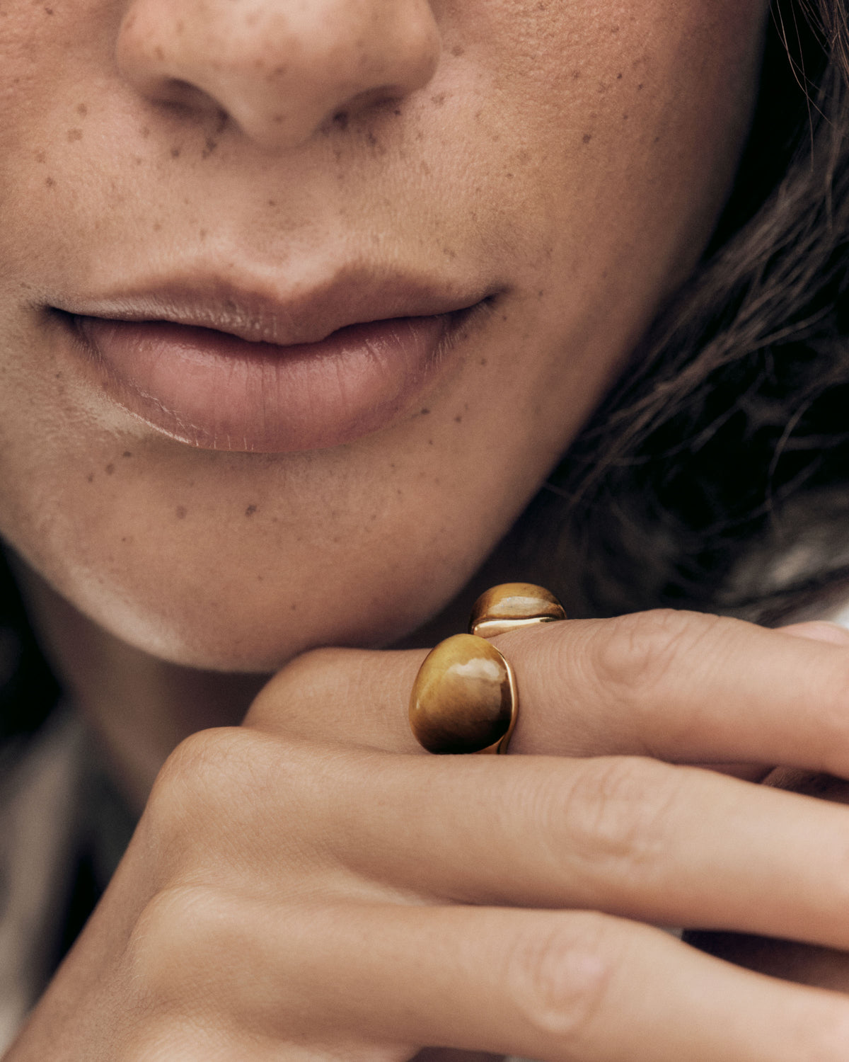 Bague Gravity en œil de tigre - 
  
    Gemme Naturelle / Plaqué Or 18K
  
