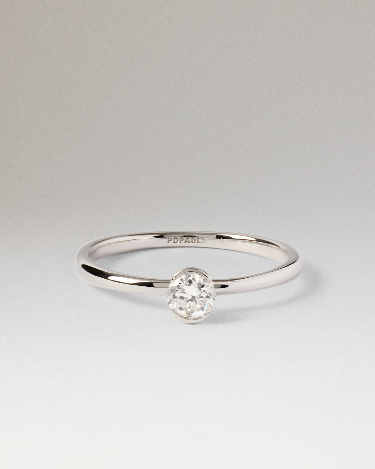 Bague solitaire en or blanc avec un diamant rond de laboratoire demi-serti