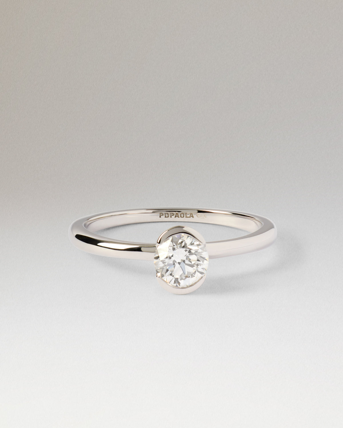 Bague solitaire en or blanc avec diamant rond de laboratoire demi-serti
