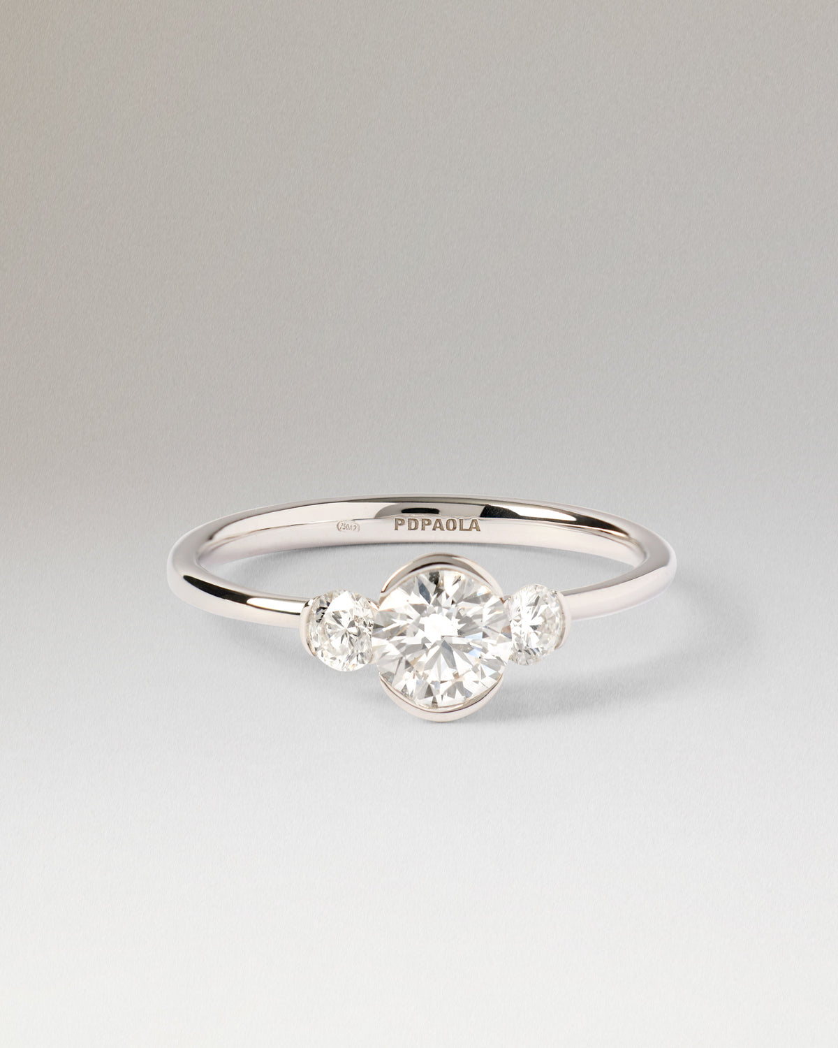 Bague trilogie en or blanc avec trois diamants de laboratoire ronds demi-serti