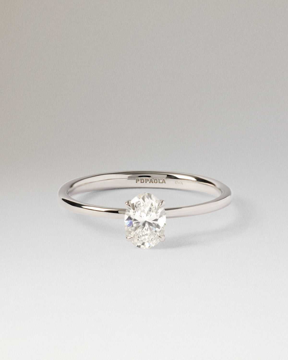 Bague solitaire en or blanc avec un diamant ovale de laboratoire demi-serti