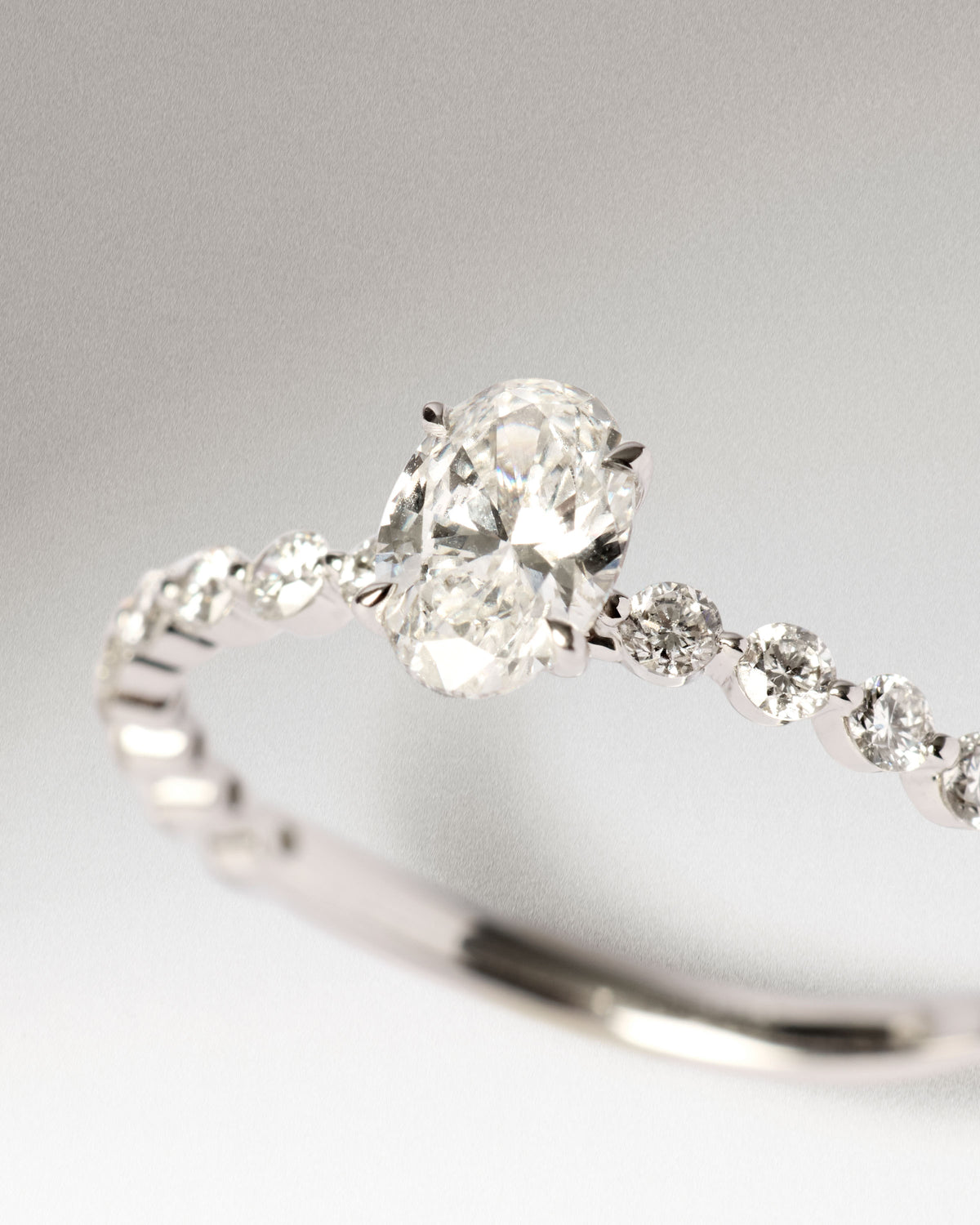 Bague éternité en or blanc avec un diamant de laboratoire ovale solitaire