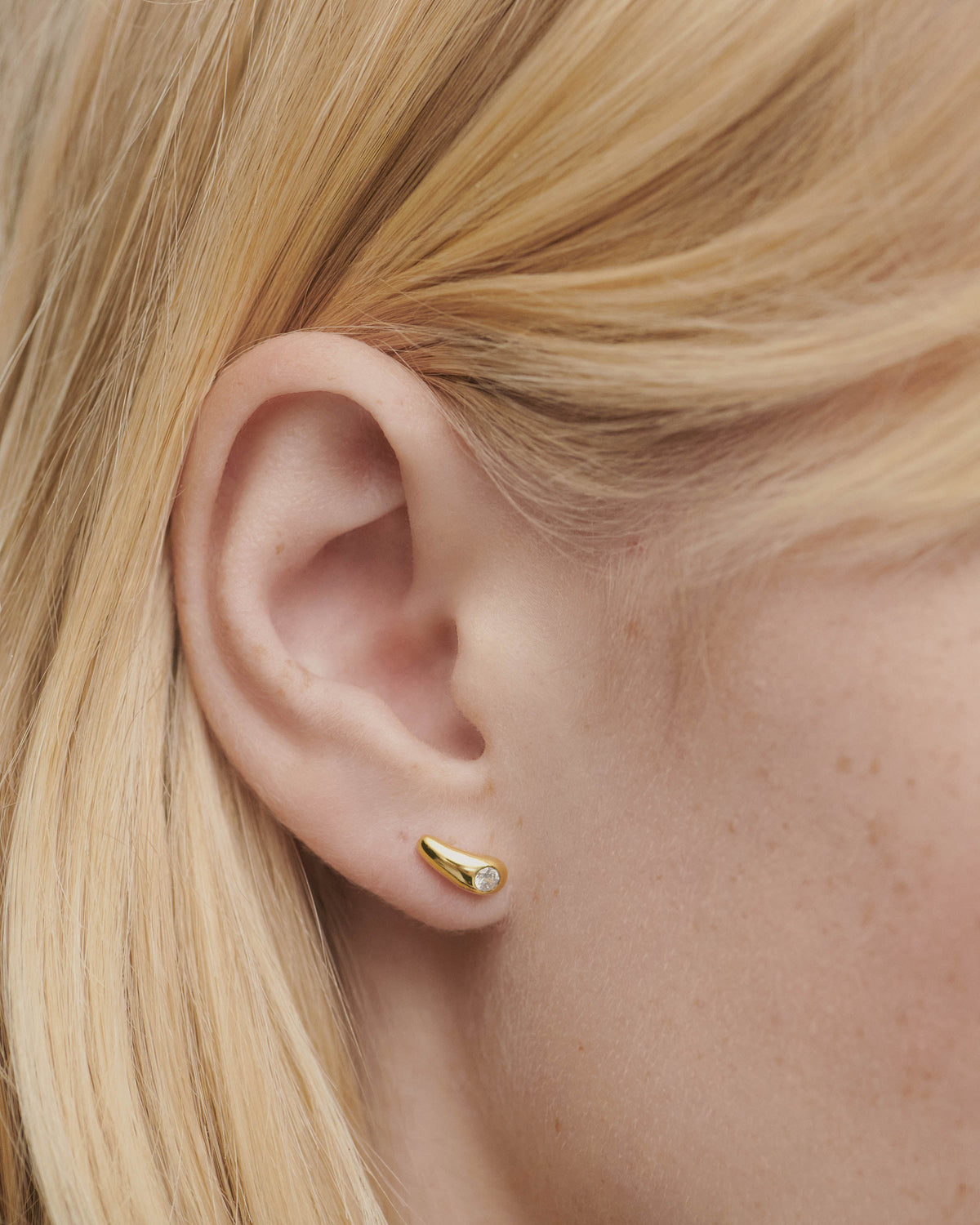 Serena stud earrings - 
  
    18K Gold plating
  
