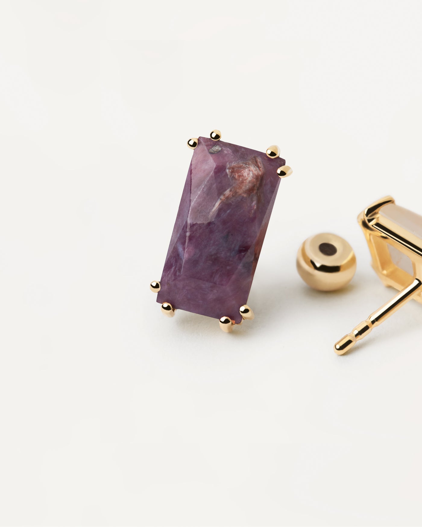 Piercing oreja Maiko con Charoita - 
  
    Plata / Baño de Oro 18K
  
