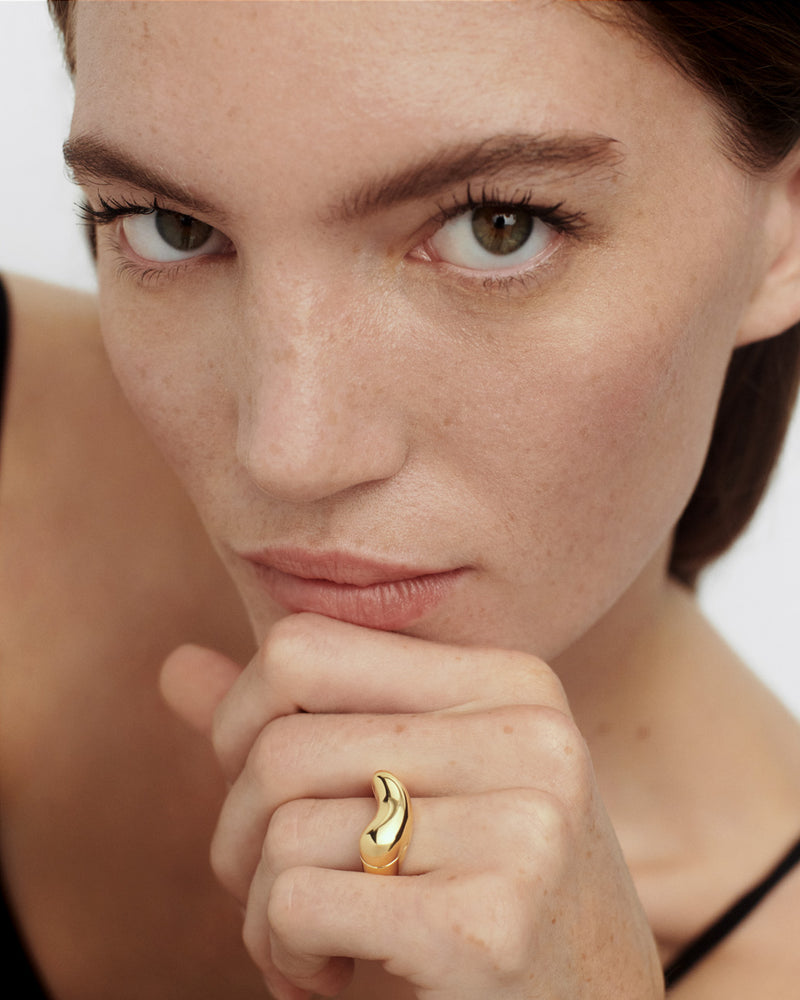 Anillo sello abombado de plata bañada en oro con forma de gota ondulada