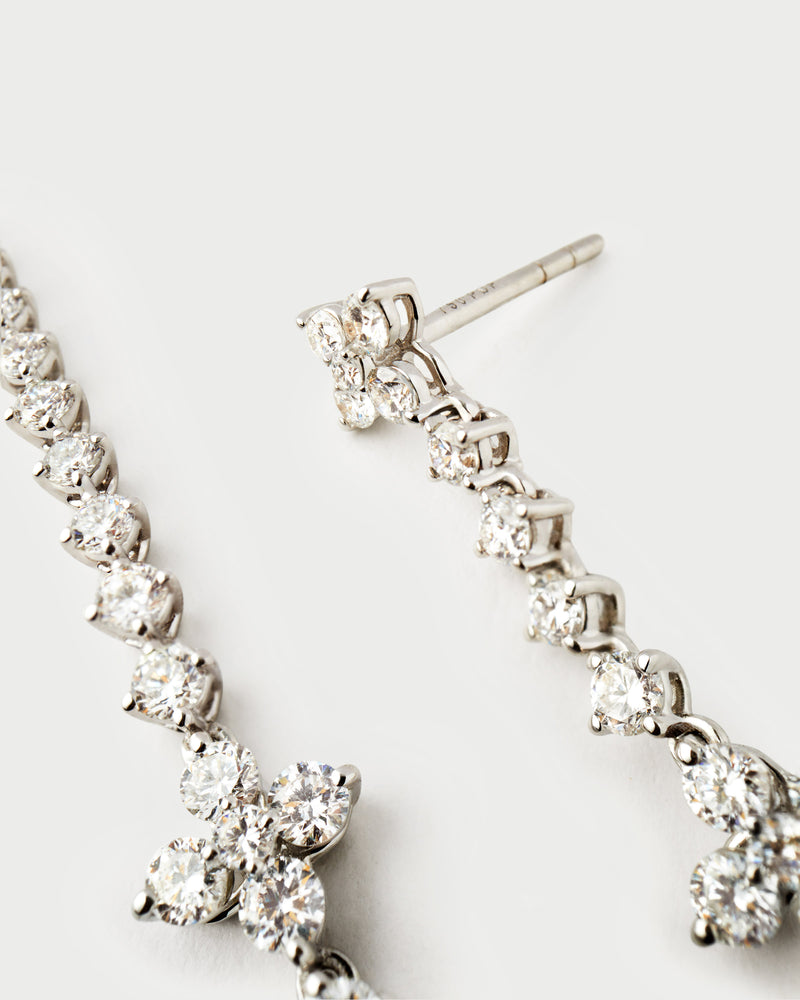 Orecchini Maggie Cascade in diamanti e oro bianco - 
  
    Diamante - Lab-grown / Oro Bianco 18K
  
