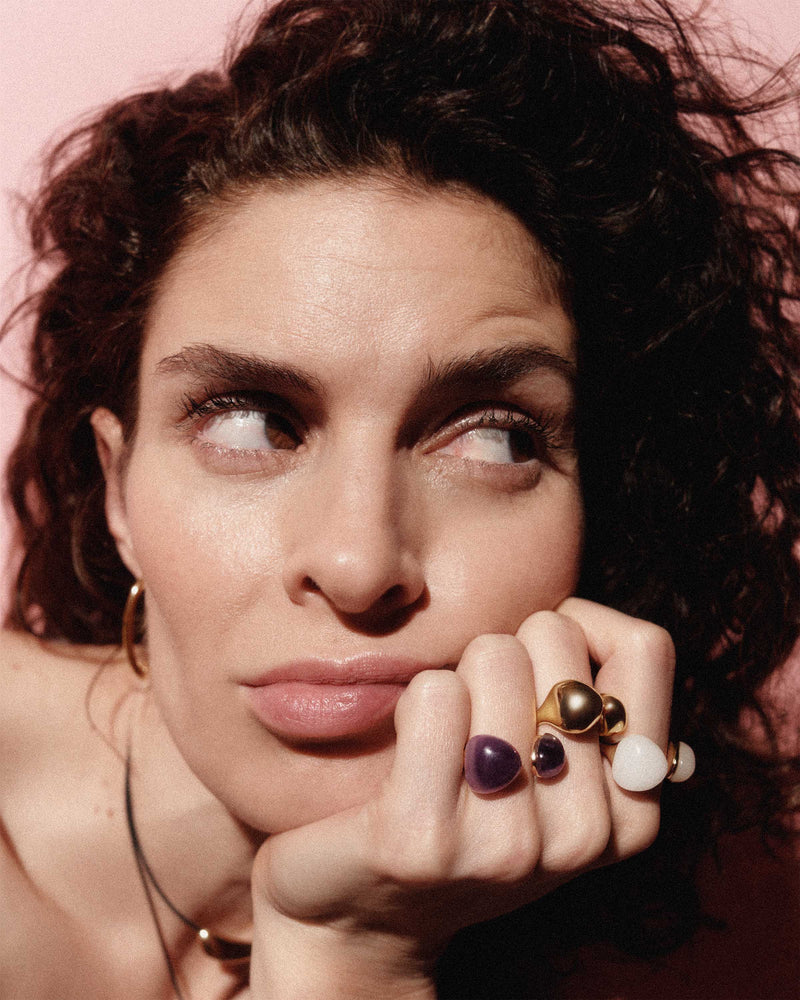 Skulpturaler offener Ring mit zwei fließenden Tropfen