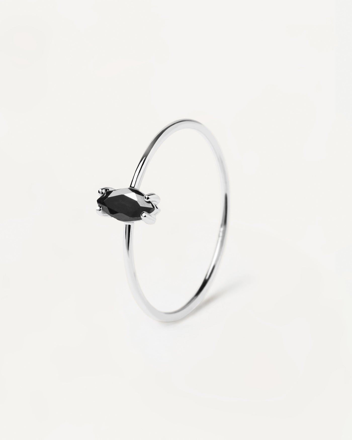 ZIRCON NOIR TAILLE MARQUISE SERTI SUR UNE FINE BAGUE EN ARGENT STERLING 925 À MONTURE À GRIFFES