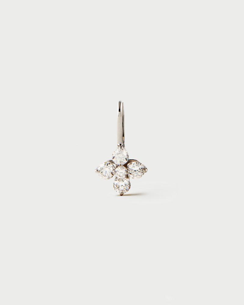White gold pendant featuring a lab-grown diamond flower.